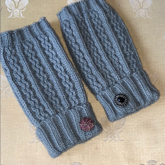 Accessories - NWOT Grey cable knit fingerless gloves